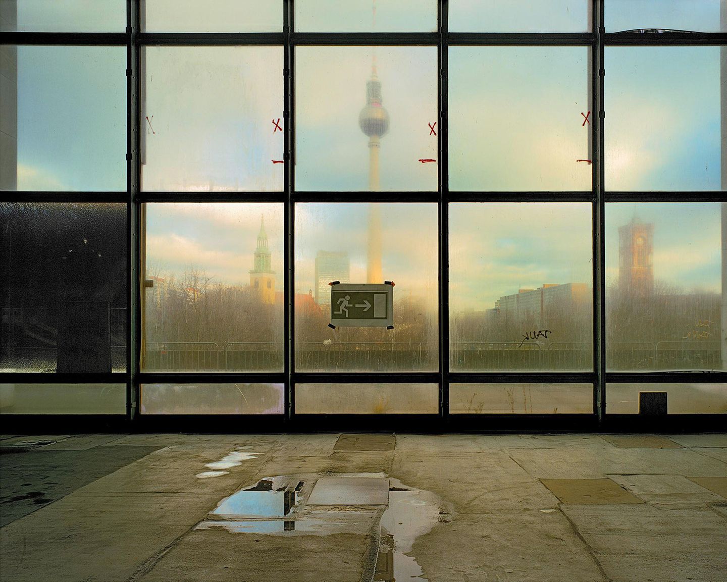 halb durchsichtige Fenster lassen den Berliner Fernsehturm erkennen.