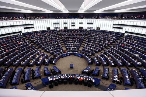 Mitglieder des Europäischen Parlaments stimmen über ein neues Gesetz ab