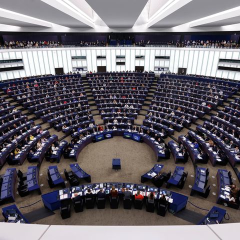 Mitglieder des Europäischen Parlaments stimmen über ein neues Gesetz ab