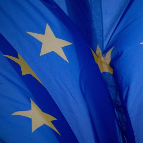 Europawahl: Eine Fahne der EU weht im Wind