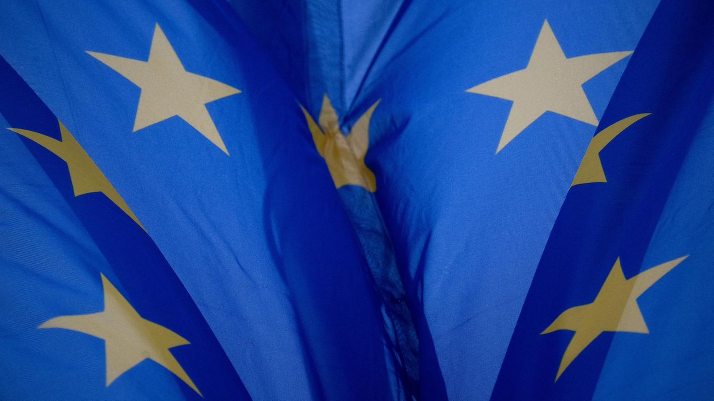 Europawahl: Eine Fahne der EU weht im Wind