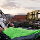 Die Autoren Till Aufschlager und Marco Gasparic kennen sich bereits seit ihrer Kindheit. In der Schule beginnen sie, gemeinsam in verlassene Gebäude einzusteigen – und fotografisch festzuhalten, welche faszinierenden Welten sich ihnen dort eröffnen. Seitdem haben die Fotografen bereits 15 Länder gemeinsam besucht und die verlassendsten Orte erkundet. Zum Beispiel die Dächer von Sarajevo, der Hauptstadt von Bosnien und Herzegowina. 