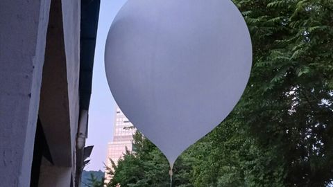 Ein Müllballon landet auf einer Straße in Südkorea