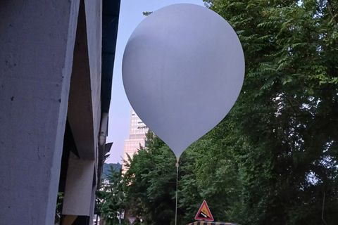 Ein Müllballon landet auf einer Straße in Südkorea