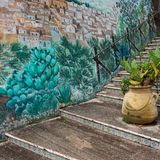 Erice ist ein kleiner Ort in den Bergen Siziliens, der seinen Bewohnern und Besuchern einen einmaligen Blick auf die Insel im Herzen des Mittelmeers ermöglicht. Reisefotograf Martin Engelmann lässt sich vor allem von den ästhetischen Kontrasten der malerischen Altstadt bezaubern. Das ist aber bei Weitem nicht die einzige Besonderheit des 28.000-Seelen-Ortes. Auf einer Höhe von 750 Metern über dem Meeresspiegel zeigt sich das Dolce Vita von seiner gemächlichen Seite. 