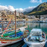 Das beschauliche Fischerörtchen Castellamare del Golfo im Norden Siziliens hat alles, was das Herz eines jeden Italien-Urlaubers höher schlagen lässt: Traumbuchten, Kulinarik, Kultur und jede Menge Charme. Besonders lohnt sich ein Ausflug auf die mittelalterliche Burg im Stadtkern – oder ein Badetag an einem der Strände unweit des Fischerdorfes. 