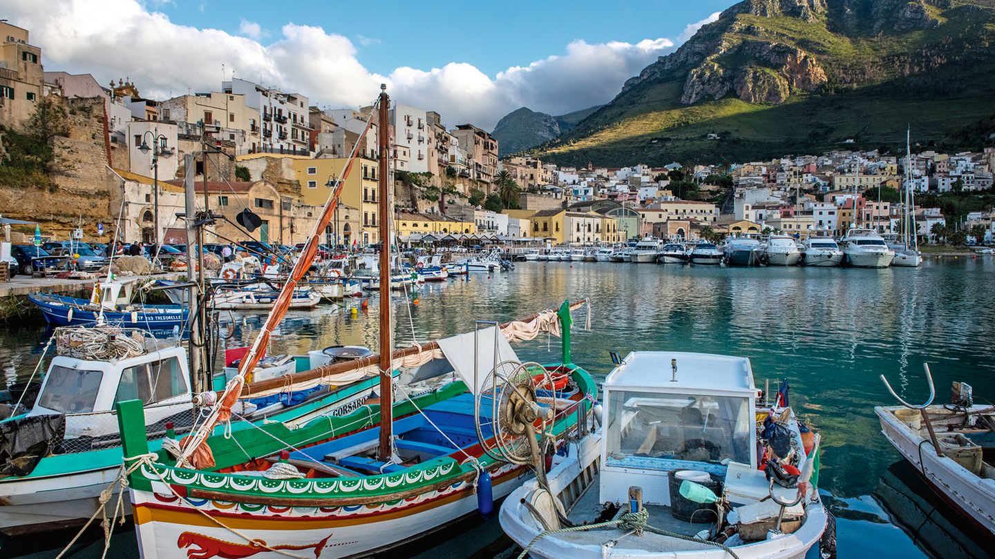 Das beschauliche Fischerörtchen Castellamare del Golfo im Norden Siziliens hat alles, was das Herz eines jeden Italien-Urlaubers höher schlagen lässt: Traumbuchten, Kulinarik, Kultur und jede Menge Charme. Besonders lohnt sich ein Ausflug auf die mittelalterliche Burg im Stadtkern – oder ein Badetag an einem der Strände unweit des Fischerdorfes. 