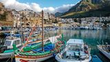 Das beschauliche Fischerörtchen Castellamare del Golfo im Norden Siziliens hat alles, was das Herz eines jeden Italien-Urlaubers höher schlagen lässt: Traumbuchten, Kulinarik, Kultur und jede Menge Charme. Besonders lohnt sich ein Ausflug auf die mittelalterliche Burg im Stadtkern – oder ein Badetag an einem der Strände unweit des Fischerdorfes. 