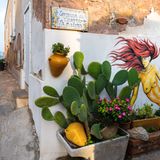 Im Fischerdorf Marzamemi im Süden Siziliens drehte sich jahrelang alles nur um den Thunfischfang. Heute ist der beschauliche Ort an der Küste vor allem für seine kleinen Cafès und familiengeführte Restaurants mit bestem sizilianischem Essen bekannt. Die bunten kleinen Häuser an der Promenade sind heute geschmückt mit zahlreichen Kunstwerken – und nicht selten auch nackten Fabelwesen. 