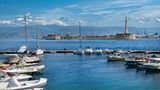 Die Hafenstadt Messina hat auch heute noch eine wichtige Bedeutung für den sizilianischen Fischfang. Ihre Lage im Nordosten der Insel verschaffte ihr bereits früh ein Ansehen als wichtige Handelsstadt am Mittelmeer. Nach einem Tsunami im Jahr 1908 musste beinahe die gesamte Stadt neu aufgebaut werden – seitdem gilt Messina als beliebter Ausgangspunkt für Fährverbindungen und Bootstouren. 