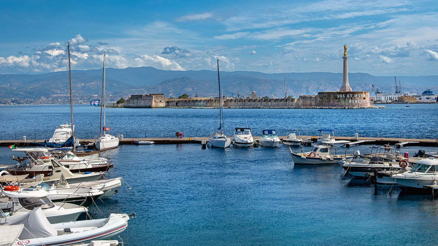 Die Hafenstadt Messina hat auch heute noch eine wichtige Bedeutung für den sizilianischen Fischfang. Ihre Lage im Nordosten der Insel verschaffte ihr bereits früh ein Ansehen als wichtige Handelsstadt am Mittelmeer. Nach einem Tsunami im Jahr 1908 musste beinahe die gesamte Stadt neu aufgebaut werden – seitdem gilt Messina als beliebter Ausgangspunkt für Fährverbindungen und Bootstouren. 