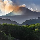 Wer einmal auf Sizilien unterwegs ist, kommt an einem echten Naturwunder nicht vorbei: Der Ätna, Europas aktivster Vulkan, prägt die Landschaft der Insel maßgeblich. Von fast jeder Ecke Siziliens aus kann man einen Blick auf den beeindruckenden Berg erhaschen, manchmal sieht man sogar Rauchschwaden aufsteigen, oft ist der Ätna von Neben oder Wolken umgeben. Wer möchte, kann die einmalige Vulkanlandschaft auf eigene Faust erkunden – es gibt Wanderwege, Quad-Touren oder eine Seilbahn, die Besucher in die Nähe des oft windigen Gipfels bringt. 