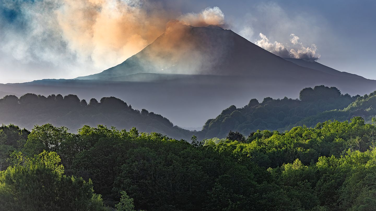 Bildband: Wer einmal auf Sizilien unterwegs ist, kommt an einem echten Naturwunder nicht vorbei: Der Ätna, Europas aktivster Vulkan, prägt die Landschaft der Insel maßgeblich. Von fast jeder Ecke Siziliens aus kann man einen Blick auf den beeindruckenden Berg erhaschen, manchmal sieht man sogar Rauchschwaden aufsteigen, oft ist der Ätna von Neben oder Wolken umgeben. Wer möchte, kann die einmalige Vulkanlandschaft auf eigene Faust erkunden – es gibt Wanderwege, Quad-Touren oder eine Seilbahn, die Besucher in die Nähe des oft windigen Gipfels bringt. Wer einmal auf Sizilien unterwegs ist, kommt an einem echten Naturwunder nicht vorbei: Der Ätna, Europas aktivster Vulkan, prägt die Landschaft der Insel maßgeblich. Von fast jeder Ecke Siziliens aus kann man einen Blick auf den beeindruckenden Berg erhaschen, manchmal sieht man sogar Rauchschwaden aufsteigen, oft ist der Ätna von Neben oder Wolken umgeben. Wer möchte, kann die einmalige Vulkanlandschaft auf eigene Faust erkunden – es gibt Wanderwege, Quad-Touren oder eine Seilbahn, die Besucher in die Nähe des oft windigen Gipfels bringt.
