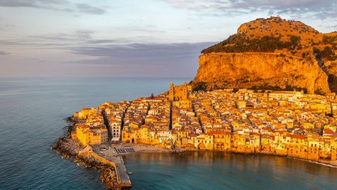 Zugegeben, in Cefalù boomt der Tourismus. Nachts beben die Gassen der verwinkelten Altstadt im Beat der Bars und Restaurants, in denen sich Einheimische wie Gäste gleichermaßen tummeln. In der näheren Umgebung gibt es viele Möglichkeiten, die Natur beim Wandern oder Radfahren zu erkunden, an den ortseigenen Stränden kann man sie Seele baumeln und sich die Sonne auf den Bauch scheinen lassen – und nachmittags durch die vielen kleinen Lädchen in der Altstadt schlendern. 