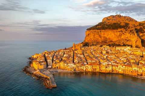 Zugegeben, in Cefalù boomt der Tourismus. Nachts beben die Gassen der verwinkelten Altstadt im Beat der Bars und Restaurants, in denen sich Einheimische wie Gäste gleichermaßen tummeln. In der näheren Umgebung gibt es viele Möglichkeiten, die Natur beim Wandern oder Radfahren zu erkunden, an den ortseigenen Stränden kann man sie Seele baumeln und sich die Sonne auf den Bauch scheinen lassen – und nachmittags durch die vielen kleinen Lädchen in der Altstadt schlendern. 