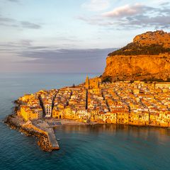 Zugegeben, in Cefalù boomt der Tourismus. Nachts beben die Gassen der verwinkelten Altstadt im Beat der Bars und Restaurants, in denen sich Einheimische wie Gäste gleichermaßen tummeln. In der näheren Umgebung gibt es viele Möglichkeiten, die Natur beim Wandern oder Radfahren zu erkunden, an den ortseigenen Stränden kann man sie Seele baumeln und sich die Sonne auf den Bauch scheinen lassen – und nachmittags durch die vielen kleinen Lädchen in der Altstadt schlendern. 