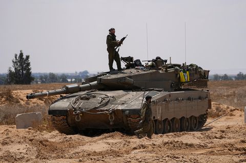 Soldaten auf einem Panzer nahe des Gazastreifens