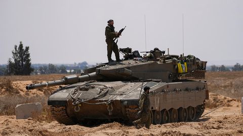 Soldaten auf einem Panzer nahe des Gazastreifens