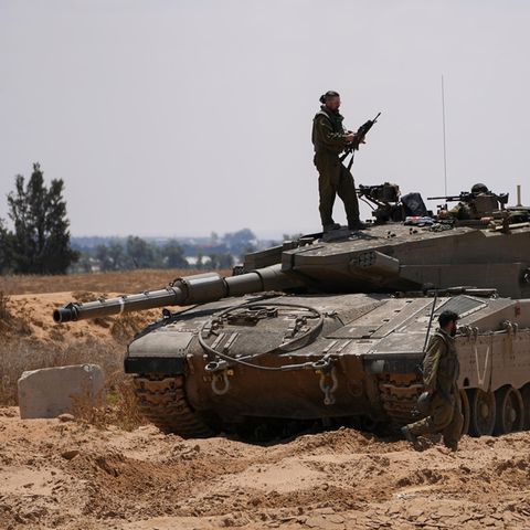 Soldaten auf einem Panzer nahe des Gazastreifens