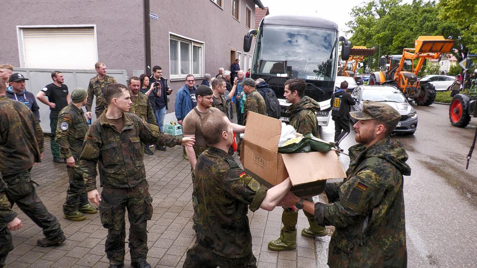Bundeswehr-Soldaten unterstützen bei der Evakuierung von Betroffenen im Hochwasser-Gebiet. Bundeswehr-Soldaten unterstützen bei der Evakuierung von Betroffenen im Hochwasser-Gebiet.