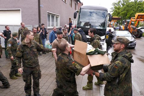 Bundeswehr-Soldaten unterstützen bei der Evakuierung von Betroffenen im Hochwasser-Gebiet.