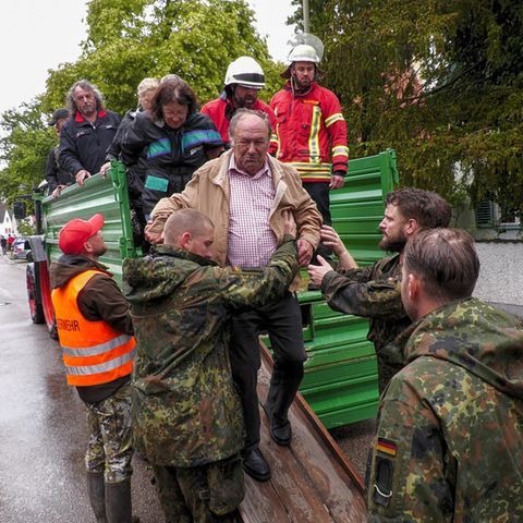Ein Bewohner im bayerischen Baar-Ebenhausen (Landkreis Pfaffenhofen) wird wegen des Hochwassers evakuiert.