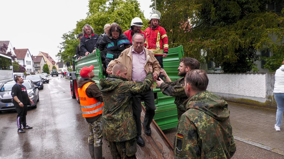 Ein Bewohner im bayerischen Baar-Ebenhausen (Landkreis Pfaffenhofen) wird wegen des Hochwassers evakuiert.