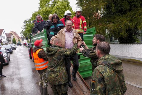 Ein Bewohner im bayerischen Baar-Ebenhausen (Landkreis Pfaffenhofen) wird wegen des Hochwassers evakuiert.