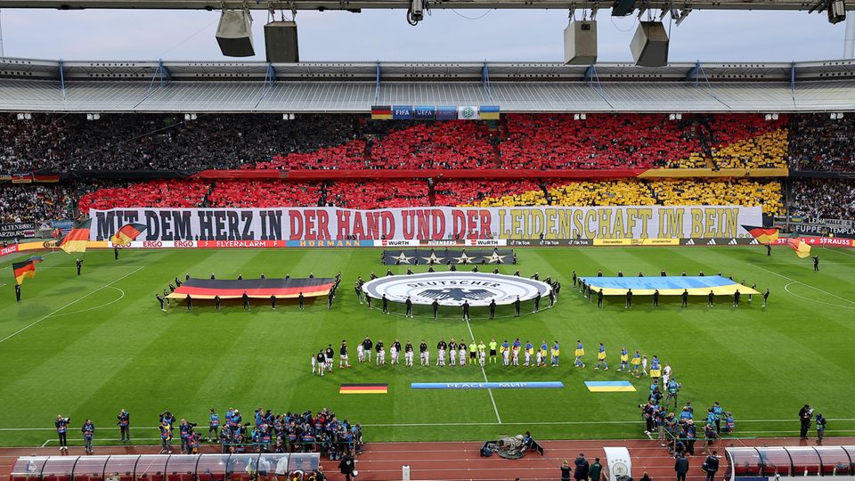Die Einlaufzeremonie beim Fußball-Testspiel zwischen Deutschland und der Ukraine