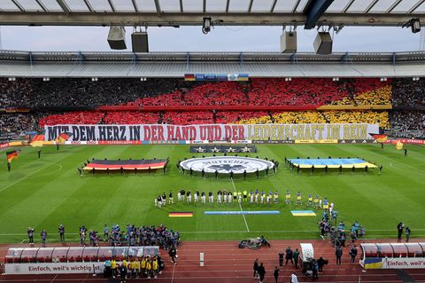 Die Einlaufzeremonie beim Fußball-Testspiel zwischen Deutschland und der Ukraine