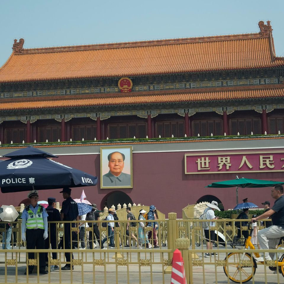 Polizisten stehen am Tian·anmen (Tor des Himmlischen Friedens) vor dem Tian·anmen-Platz (Platz Himmlischen Friedens