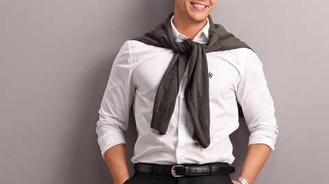 Neue Rechte: Junger Mann mit Hakenkreuz auf Hemd