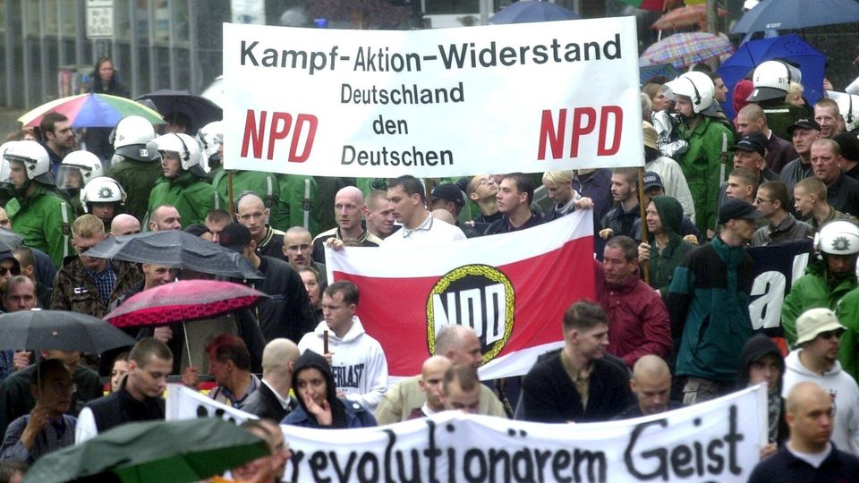 Neue Rechte: NPD auf einer Demo in Berlin 2001
