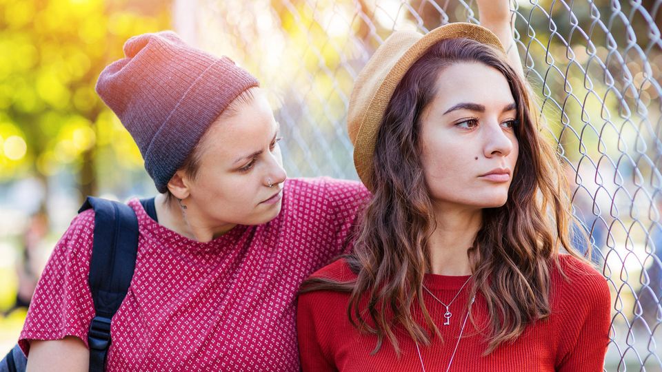 Zwei Personen streiten sich: Eine wendet sich beleidigt ab, eine andere redet auf sie ein