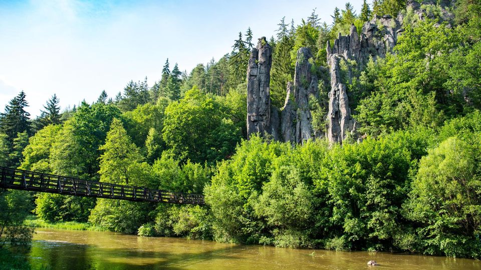 der Hans-Heiling-Felsen an der Eger bei Karlsbad