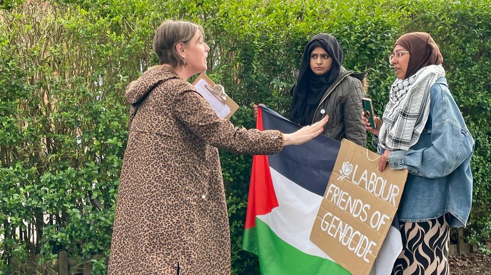 Im Stadtteil Birmingham Yardley diskutiert die Labour-Abgeordnete Jess Phillips mit zwei Demonstrantinnen. Das Thema: Gaza.