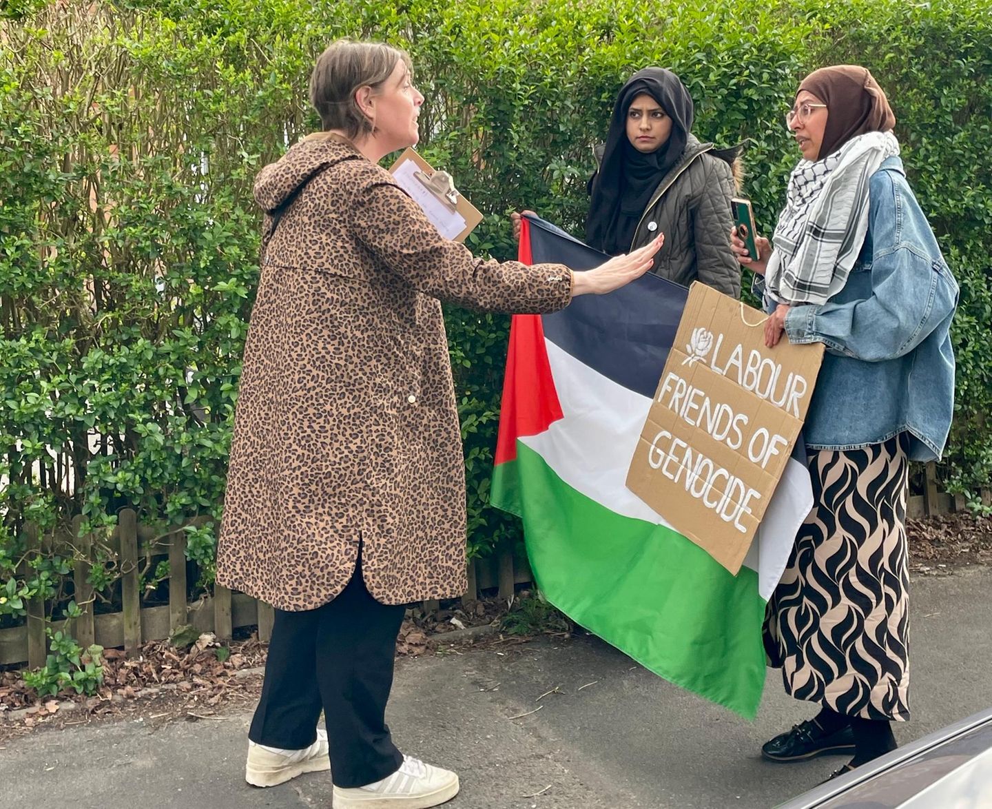 Im Stadtteil Birmingham Yardley diskutiert die Labour-Abgeordnete Jess Phillips mit zwei Demonstrantinnen. Das Thema: Gaza.