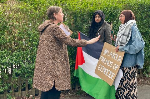 Im Stadtteil Birmingham Yardley diskutiert die Labour-Abgeordnete Jess Phillips mit zwei Demonstrantinnen. Das Thema: Gaza.