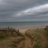 Blick auf einen Strandzugang durch die Dünen - hier landeten 1944 die Allierten