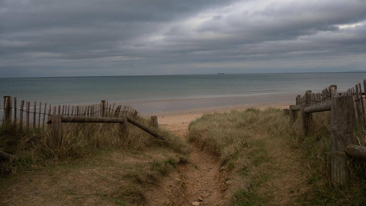Der Strand Blick auf einen Strandzugang durch die Dünen - hier landeten 1944 die Allierten