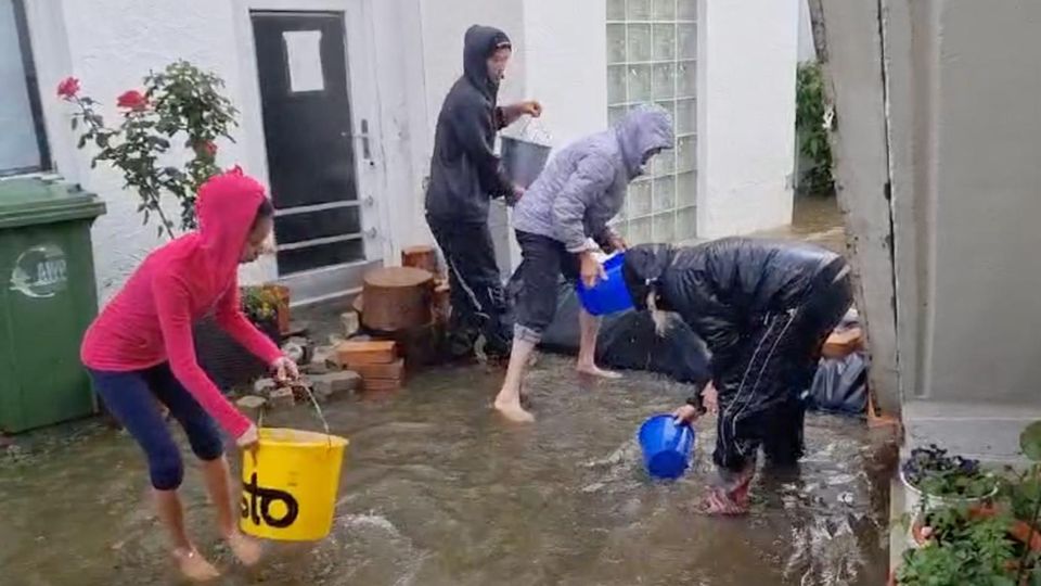 Bewohner von Süddeutschland versuchen, gegen die Wassermassen der Hochwasserkatastrophe anzukämpfen.