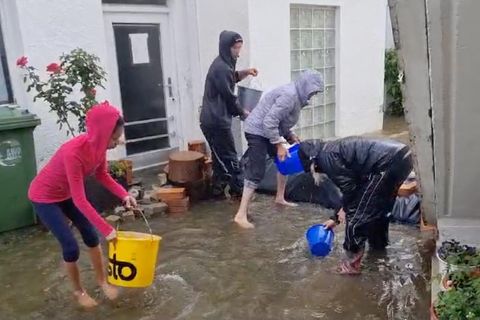 Bewohner von Süddeutschland versuchen, gegen die Wassermassen der Hochwasserkatastrophe anzukämpfen.