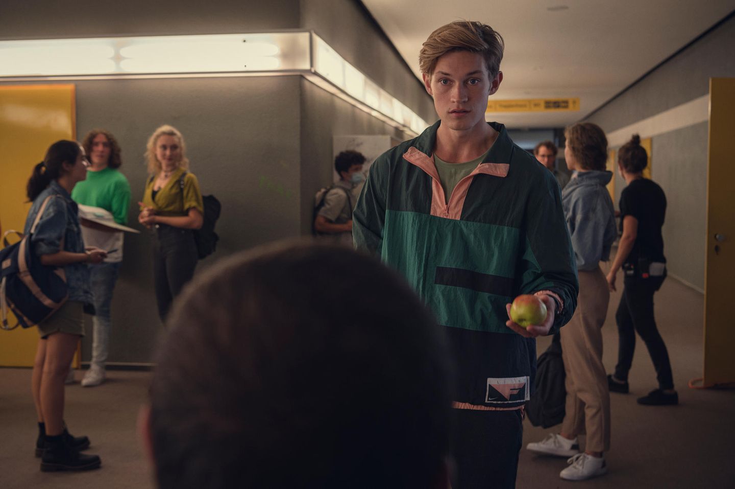 ... der Netflix-Serie "How to sell drugs online (fast)", wo er eine Nebenrolle hatte. Aber auch in der preisgekrönten Serie "Club der roten Bänder" war er zu sehen. Neben der Schauspielerei studiert der 25-Jährige übrigens Medizin in Köln.