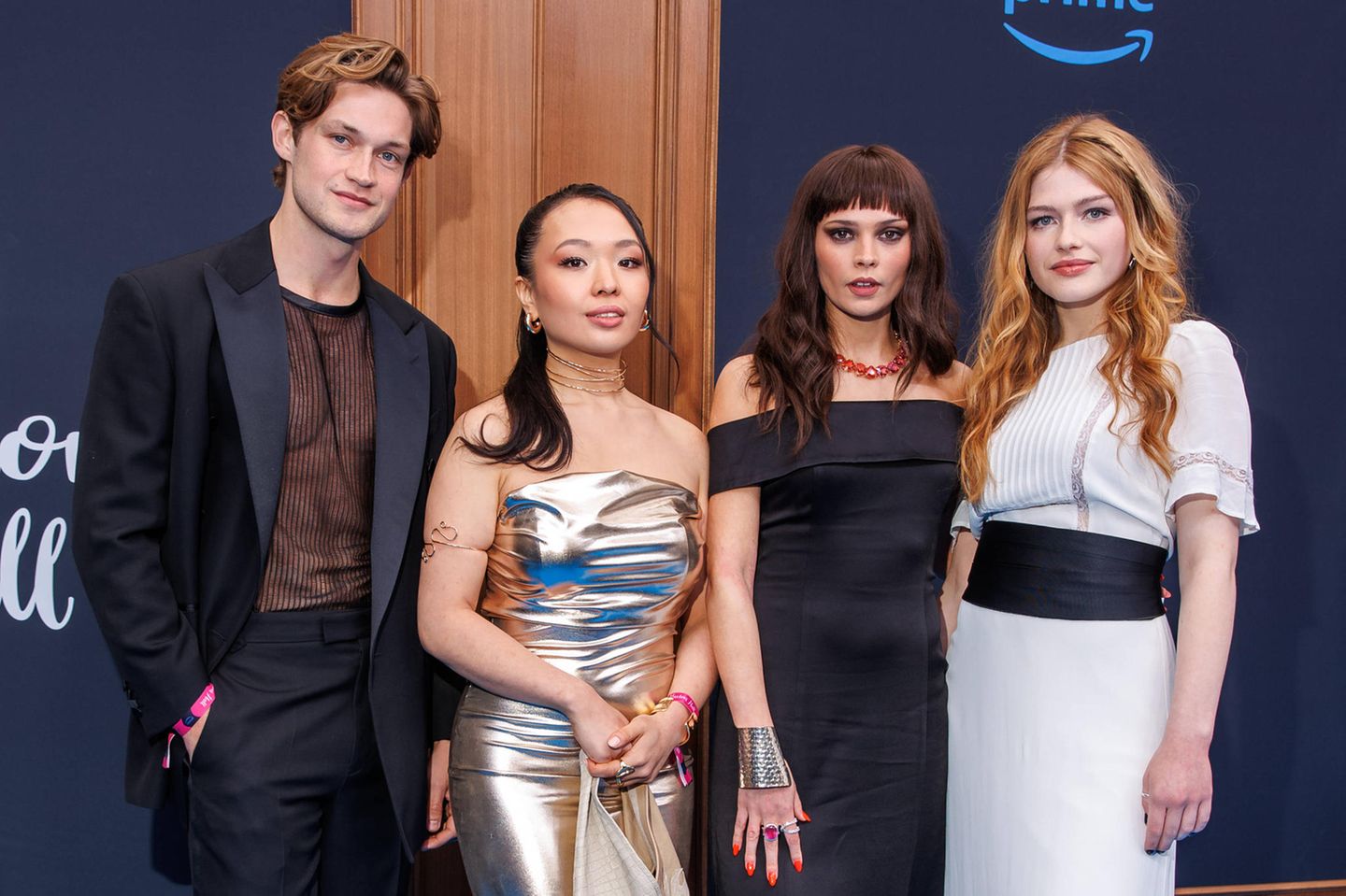 Hype um Romanverfilmung: Damian Hardung, Andrea Guo, Harriet Herbig-Matten und Sonja Weißer bei der Premiere von "Maxton Hall". Der internationale Erfolg der Serie beflügelt ihre Karrieren: Kürzlich erzählte Herbig-Matten der "FAZ", dass sie bereits Anrufe aus den USA hatte. Vorher steht jedoch die zweite Staffel "Maxton Hall" an: Amazon hat die Fortsetzung bereits bestätigt, Drehstart soll noch in diesem Sommer sein. Damian Hardung, Andrea Guo, Harriet Herbig-Matten und Sonja Weißer bei der Premiere von "Maxton Hall". Der internationale Erfolg der Serie beflügelt ihre Karrieren: Kürzlich erzählte Herbig-Matten der "FAZ", dass sie bereits Anrufe aus den USA hatte. Vorher steht jedoch die zweite Staffel "Maxton Hall" an: Amazon hat die Fortsetzung bereits bestätigt, Drehstart soll noch in diesem Sommer sein.
