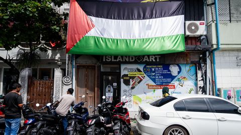 Eine palästinensische Flagge weht über einem Ladengeschäft in Male, Hauptstadt der Malediven