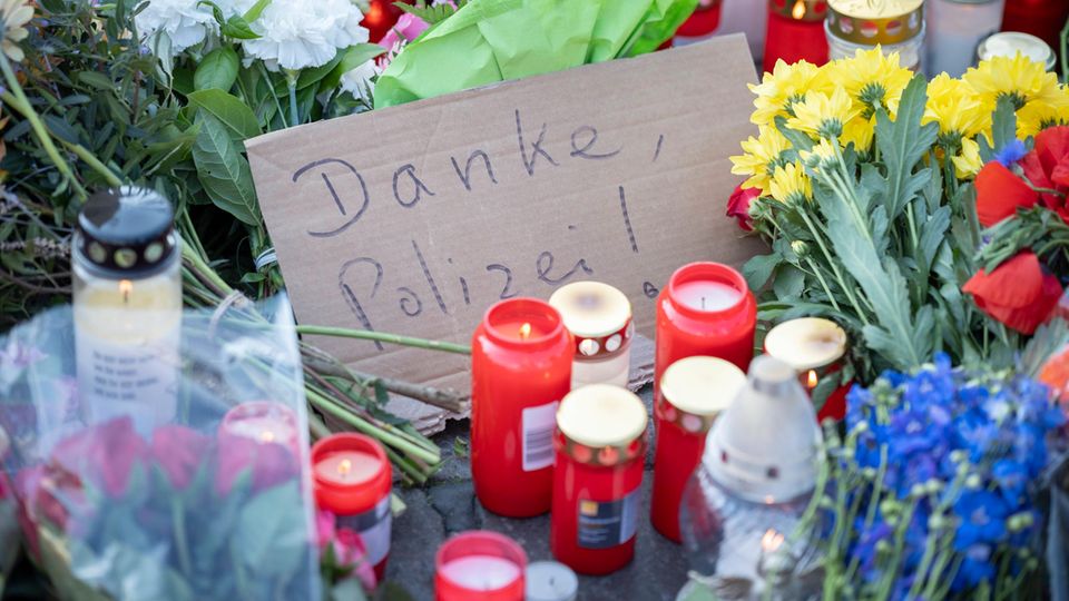Blumen am Tatort in Mannheim, wo am Freitag ein Islamist einen Polizisten niederstach.
