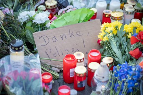 Blumen am Tatort in Mannheim, wo am Freitag ein Islamist einen Polizisten niederstach.