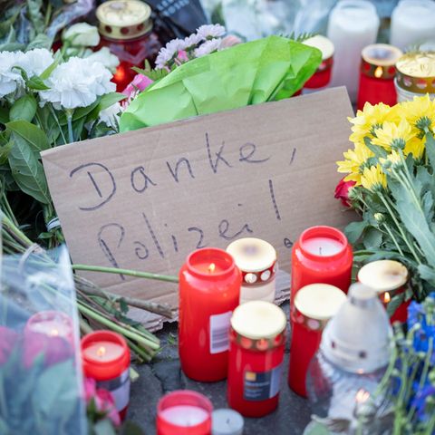 Blumen am Tatort in Mannheim, wo am Freitag ein Islamist einen Polizisten niederstach.