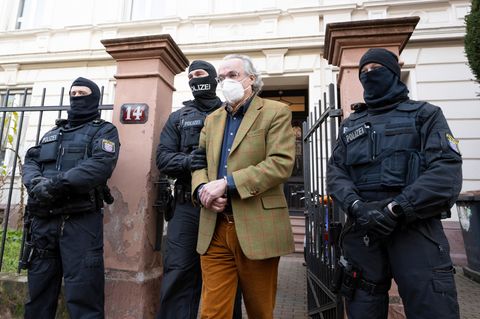 Nach einer früheren Razzia gegen "Reichsbürger" führen Polizisten Heinrich XIII. Prinz Reuß ab