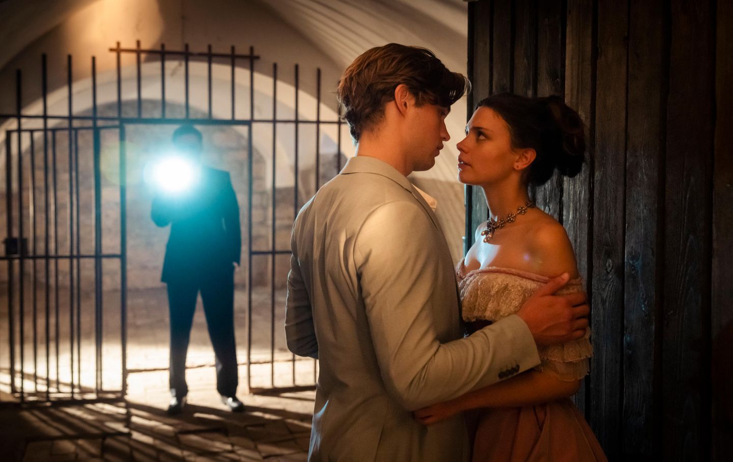 ... den arroganten James Beaufort, Erbe eines Luxus-Modeunternehmens. Gespielt wird James von Schauspieler Damian Hardung. Ihn kennt man vor allem aus ...